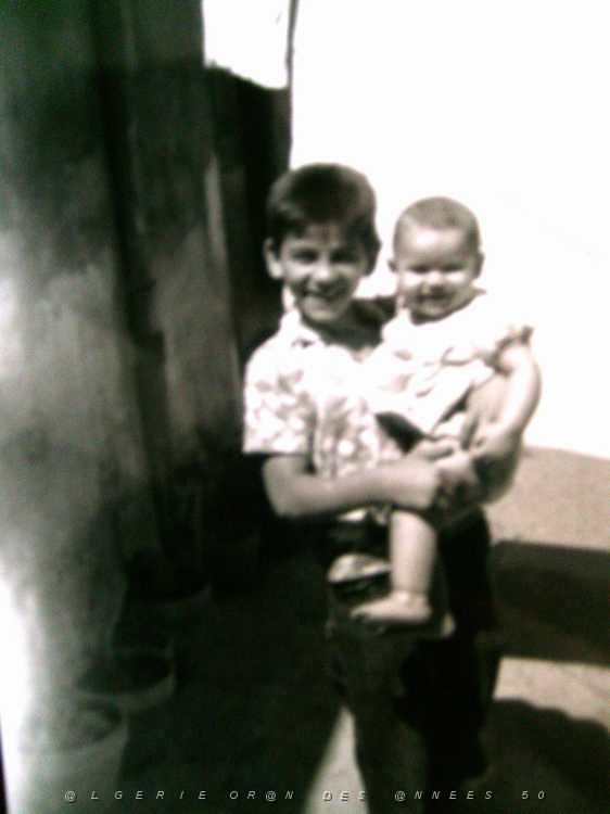 MAX ALZERAH 1070 moi max en tenant mon cousin serge tapieremane a eckmul oran.jpg